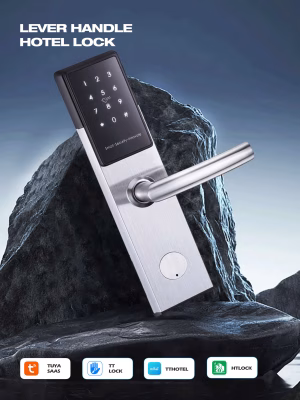 Fechadura inteligente para hotel com manípulo tipo alavanca e teclado retroiluminado, apresentada numa placa longa de aço inoxidável escovado