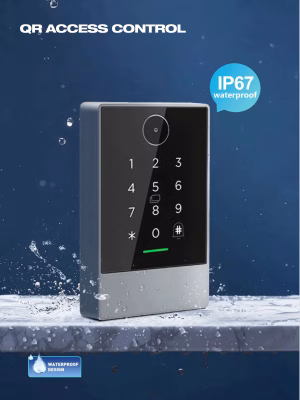 Controlador de acceso QR con clasificación IP67 y teclado con superficie brillante salpicada por gotas de agua