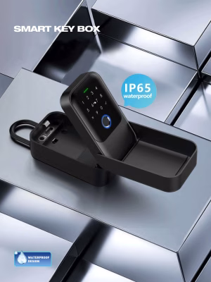 Caja de llaves inteligente IP65 con teclado iluminado y bandeja de almacenamiento abierta sobre fondo metálico