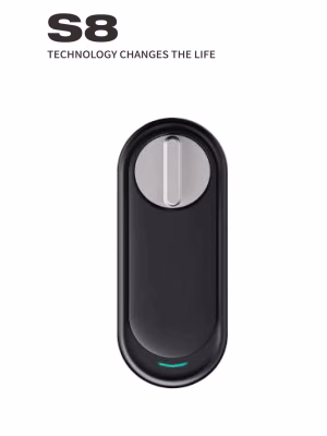 S8-02 Vista frontal de uma elegante fechadura inteligente adaptável, com barra de estado LED e botão giratório metálico